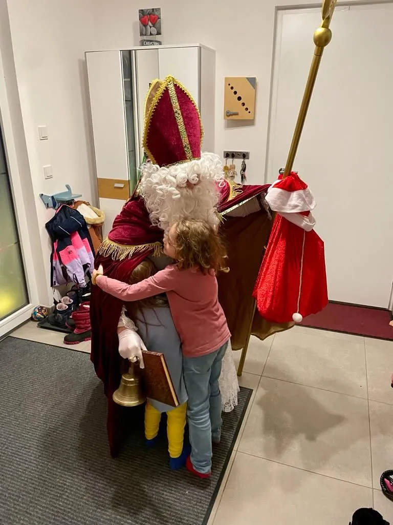 Ein Mädchen umarmt den Nikolaus zum Abschied in Augsburg Ein kleines Mädchen umarmt den Nikolaus zum Abschied nach seinem Besuch in Augsburg