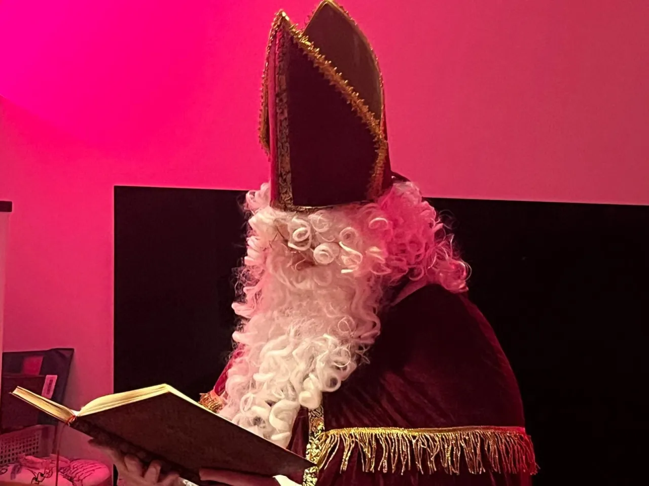 Nahaufnahme vom Nikolaus beim vortragen aus dem goldenen Buch.