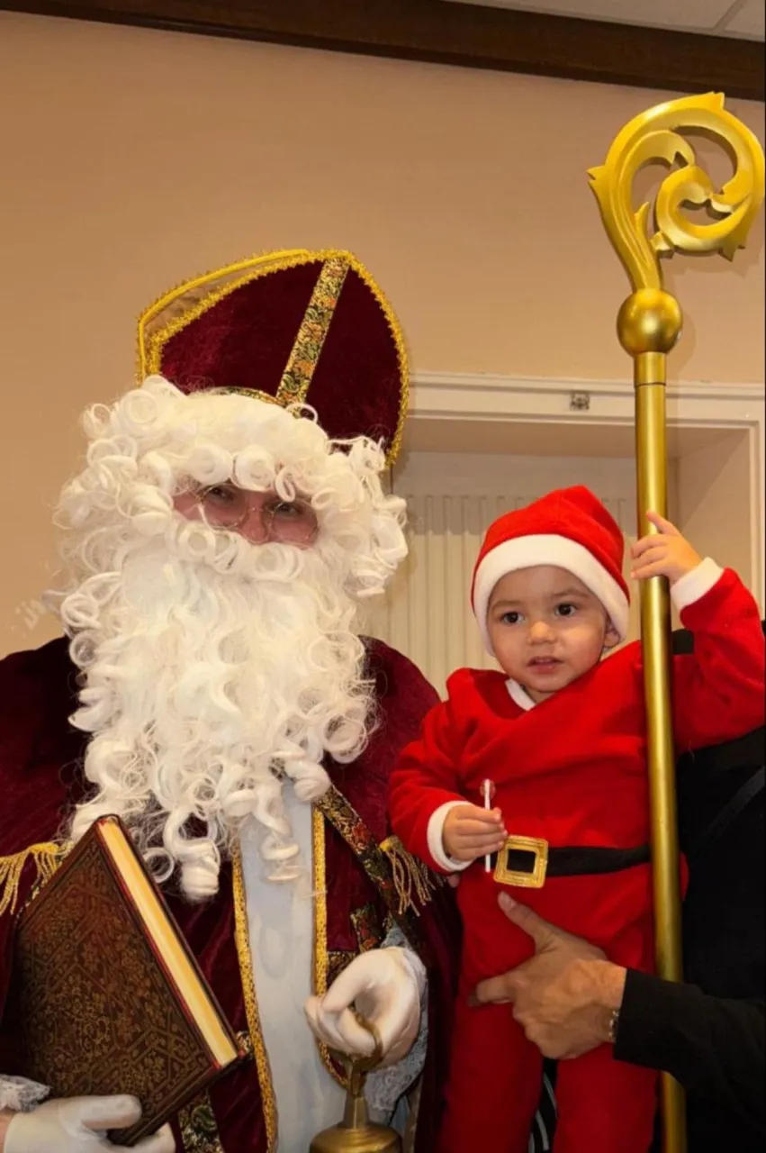 Nahaufnahme vom Nikolaus und einen kleinen Jungen der den Bischofsstab hält.