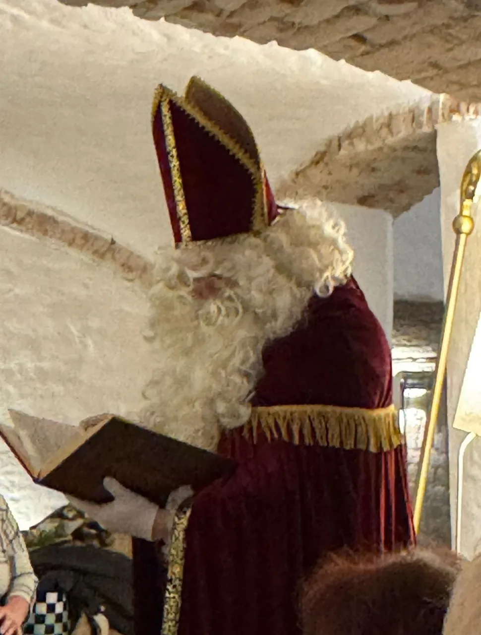Nahaufnahme vom Nikolaus wie er aus dem goldenen Buch vorliest.