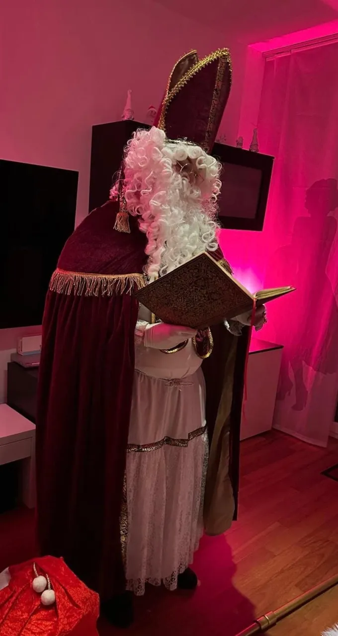 Nikolaus beim Vorlesen aus dem goldenen Buch.