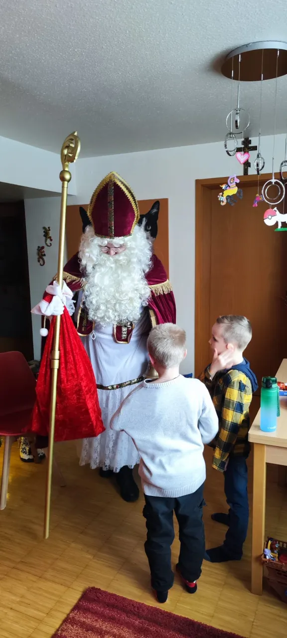Nikolaus betritt gerade das Wohnzimmer, die beiden Jungs warten schon gespannt.