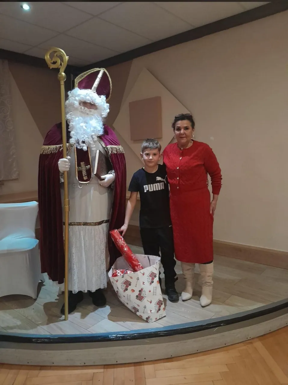Nikolaus mit einem Jungen und seiner Oma bei einer Vereinsfeier.