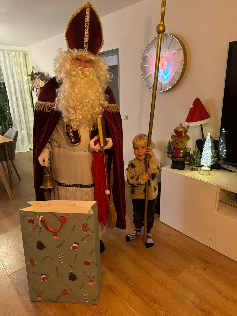 Nikolaus mit einem kleinen Jungen, welcher den Bischofsstab hält.