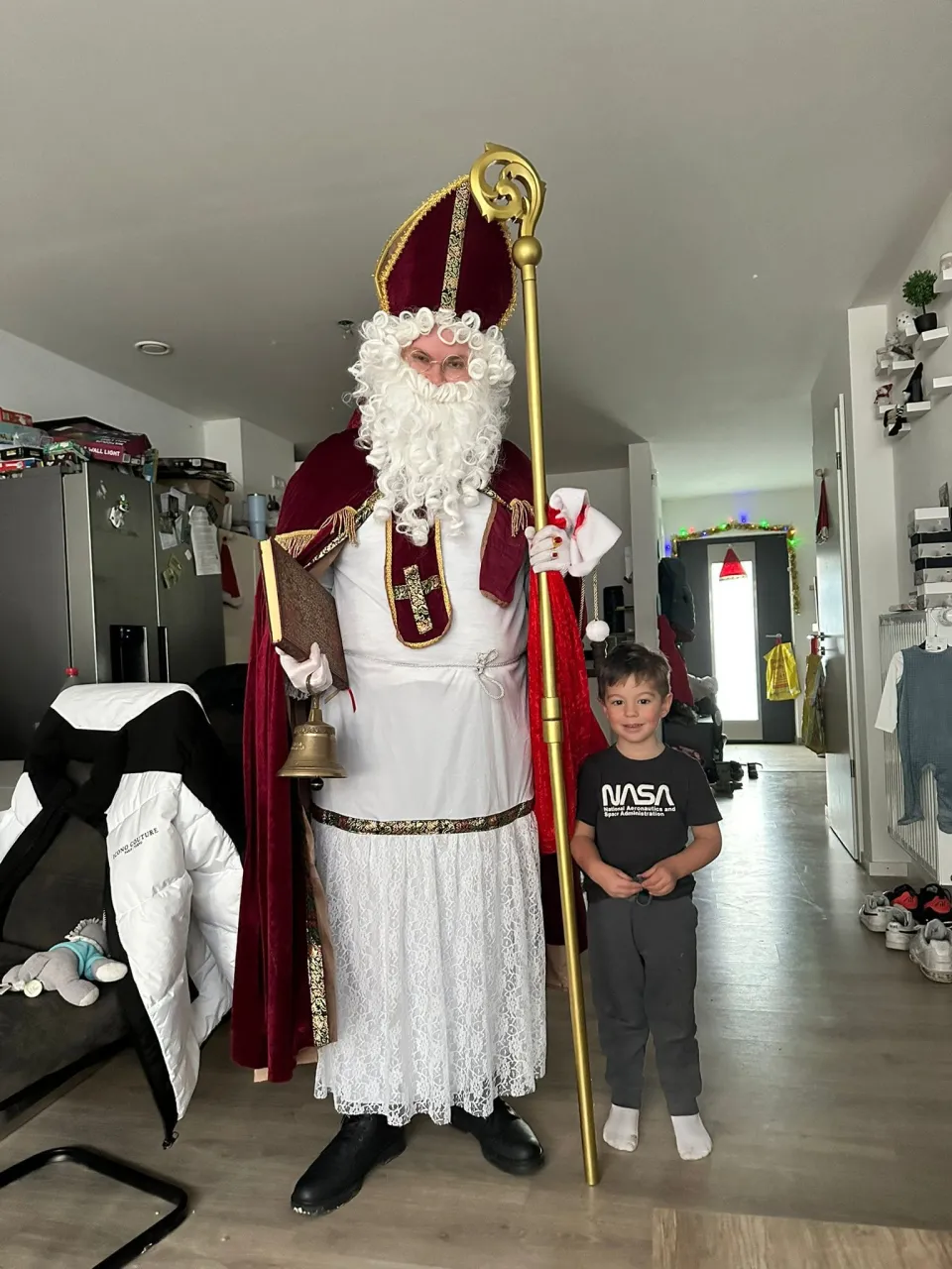 Nikolaus mit einem lächelnden Jungen.