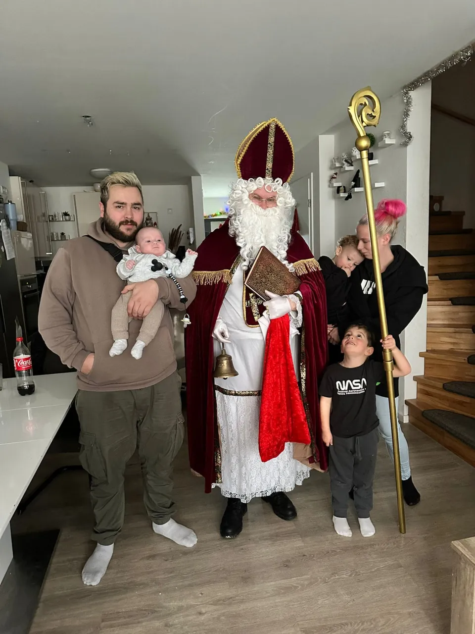 Nikolaus mit einer Familie und ihren Kindern.