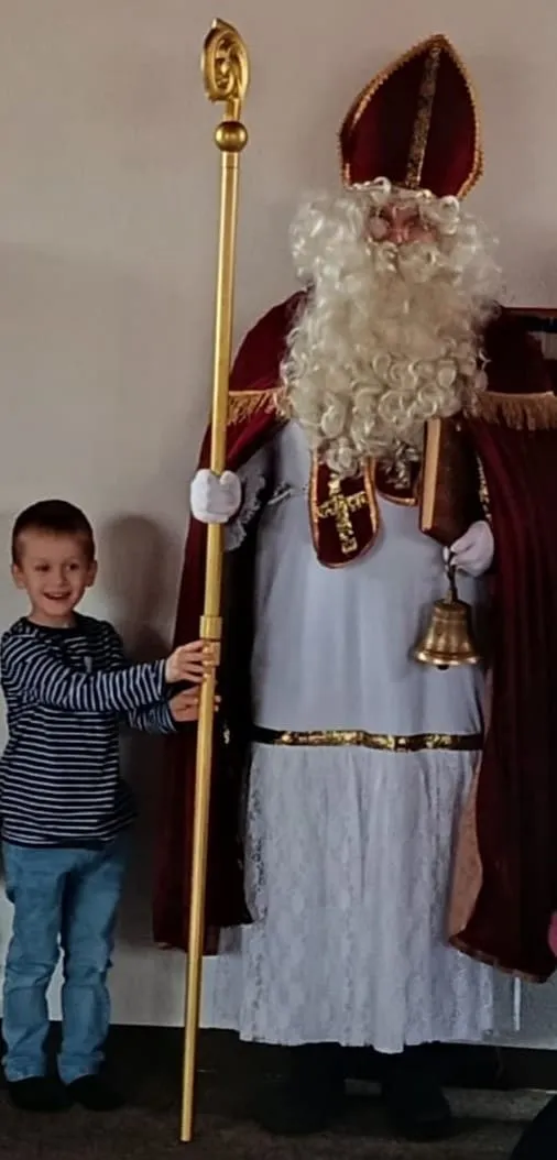 Nikolaus und ein kleiner Junge.