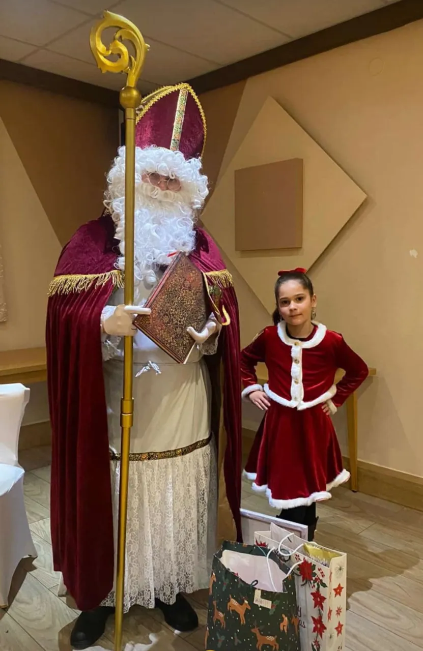 Nikolaus und ein Mädchen nebeneinander.