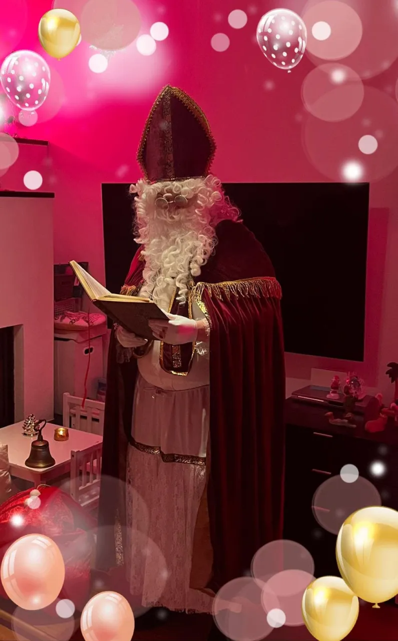Nikolaus wie er aus dem goldenen Buch Vorträgt.
