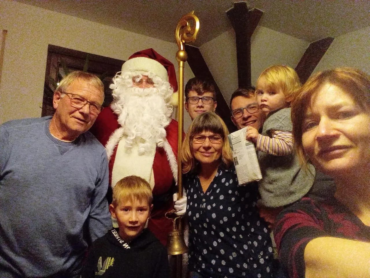 Familienfoto mit Oma, Opa, Mama, Papa und den Kindern zusammen mit dem Weihnachtsmann.