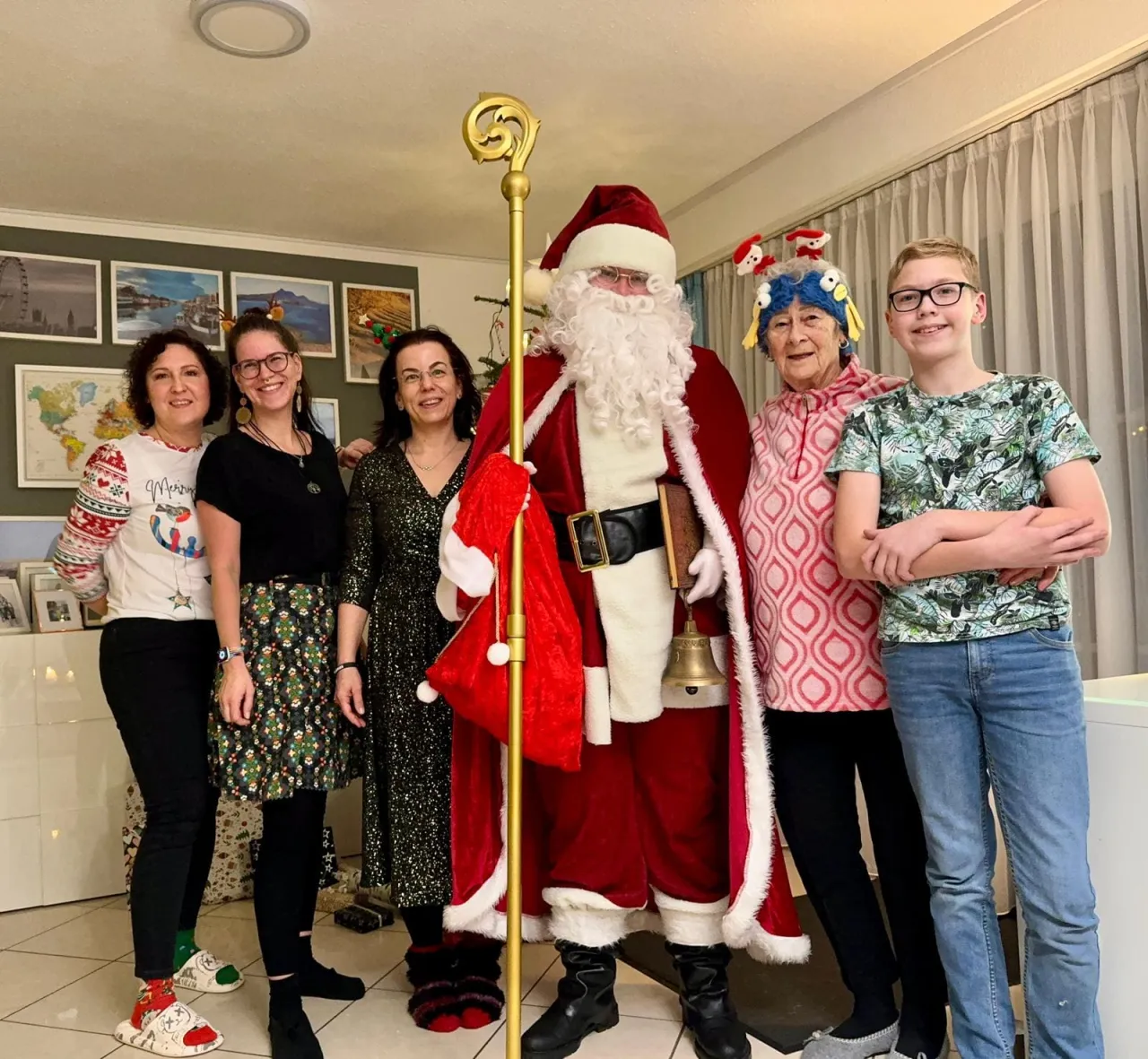 Weihnachtsmann posiert zusammen mit einer großen Familie.