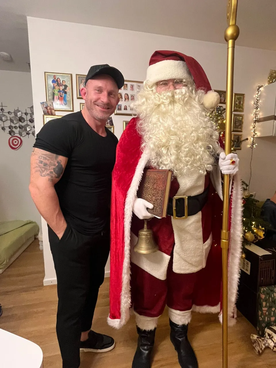 Weihnachtsmann und ein lächelnder Mann.