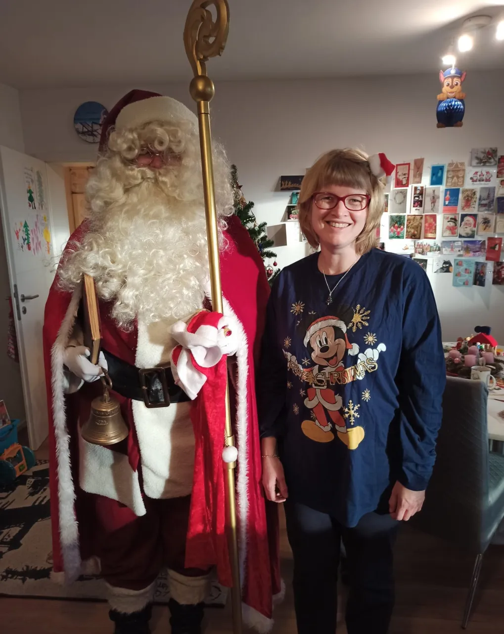 Weihnachtsmann und eine Frau.