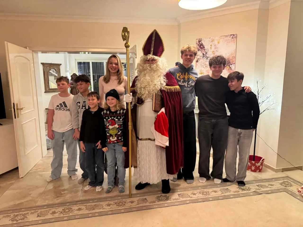 Gruppenfoto vom Nikolaus und vier jüngeren und vier älteren Geschwistern.