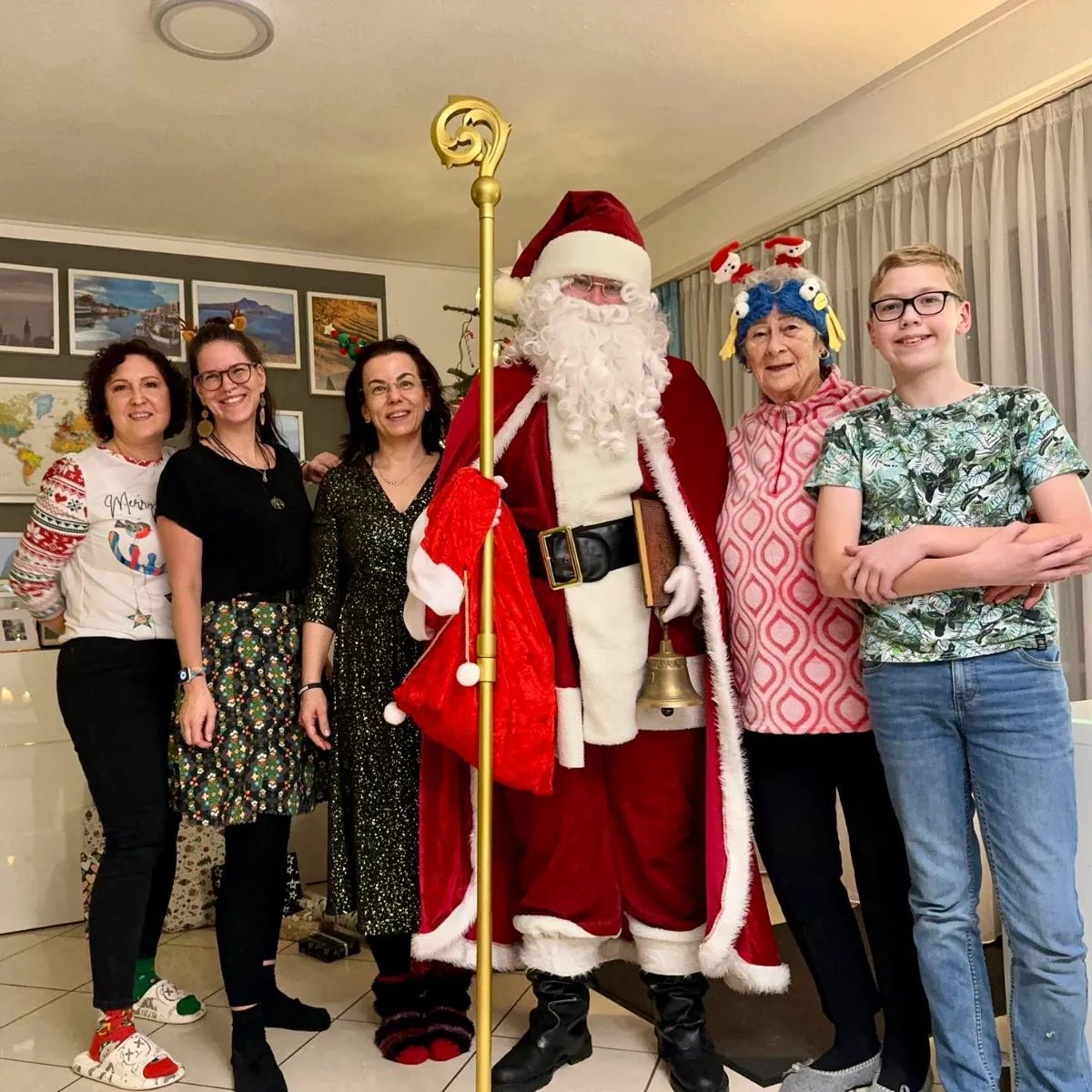 Weihnachtsmann posiert gemeinsam mit einer großen Familie