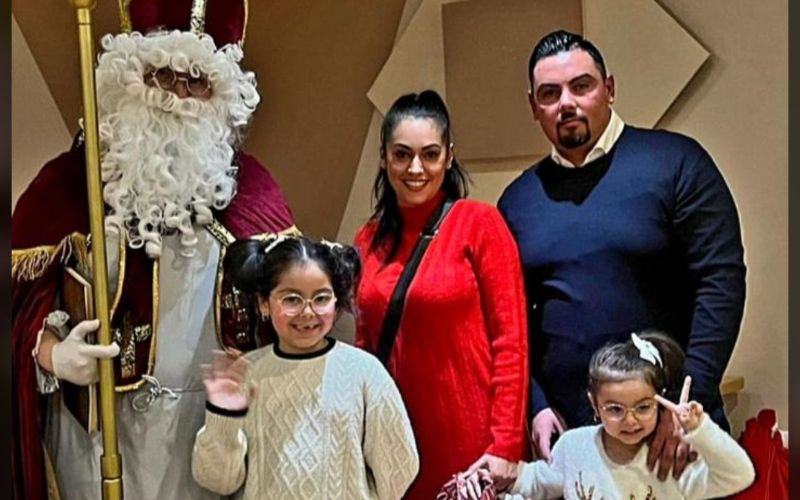 Nikolaus-Auftritt bei einer größeren Veranstaltung Nikolaus überreicht einer Familie mit zwei Kindern ihre Geschenke bei einer Feier