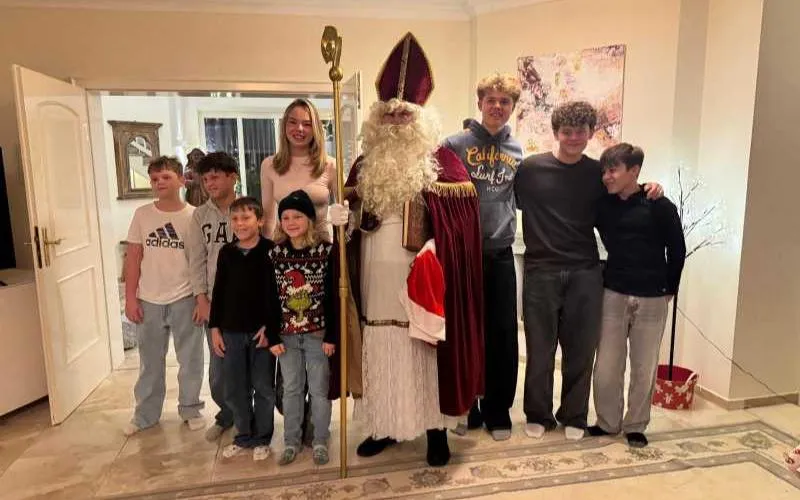 Nikolaus bei einem größeren Gruppenauftritt Nikolaus posiert mit vier jüngeren und vier älteren Geschwistern