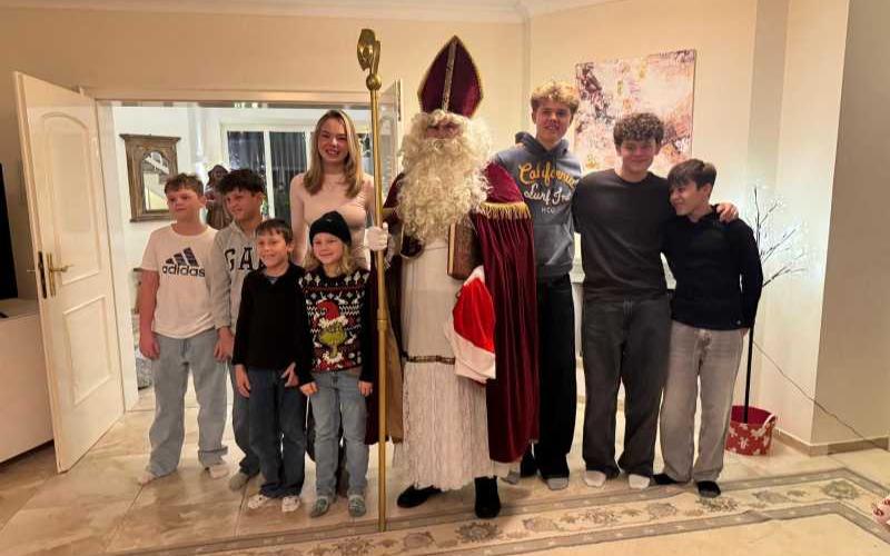 Nikolaus mit einer größeren Gruppe von Kindern bei einem gemeinsamen Foto