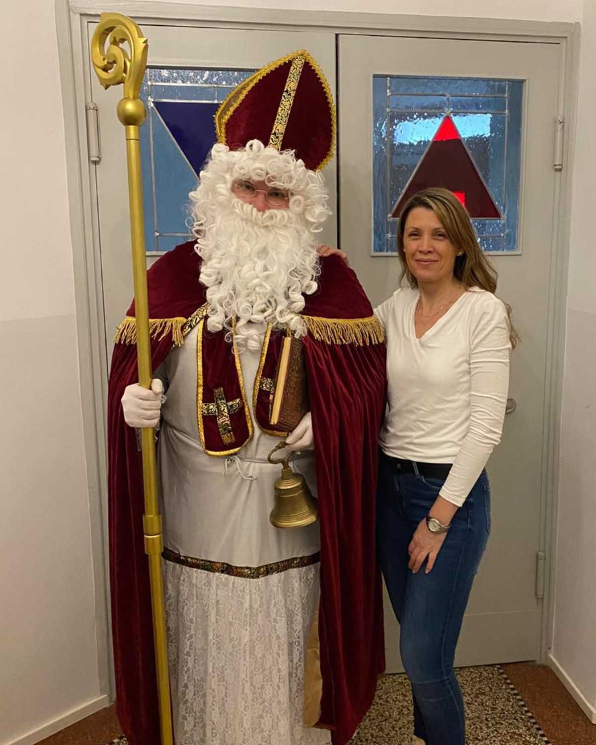 Nikolaus im Austausch mit einer Veranstaltungsorganisatorin Nikolaus im Gespräch mit der Organisatorin eines Vereinstreffens