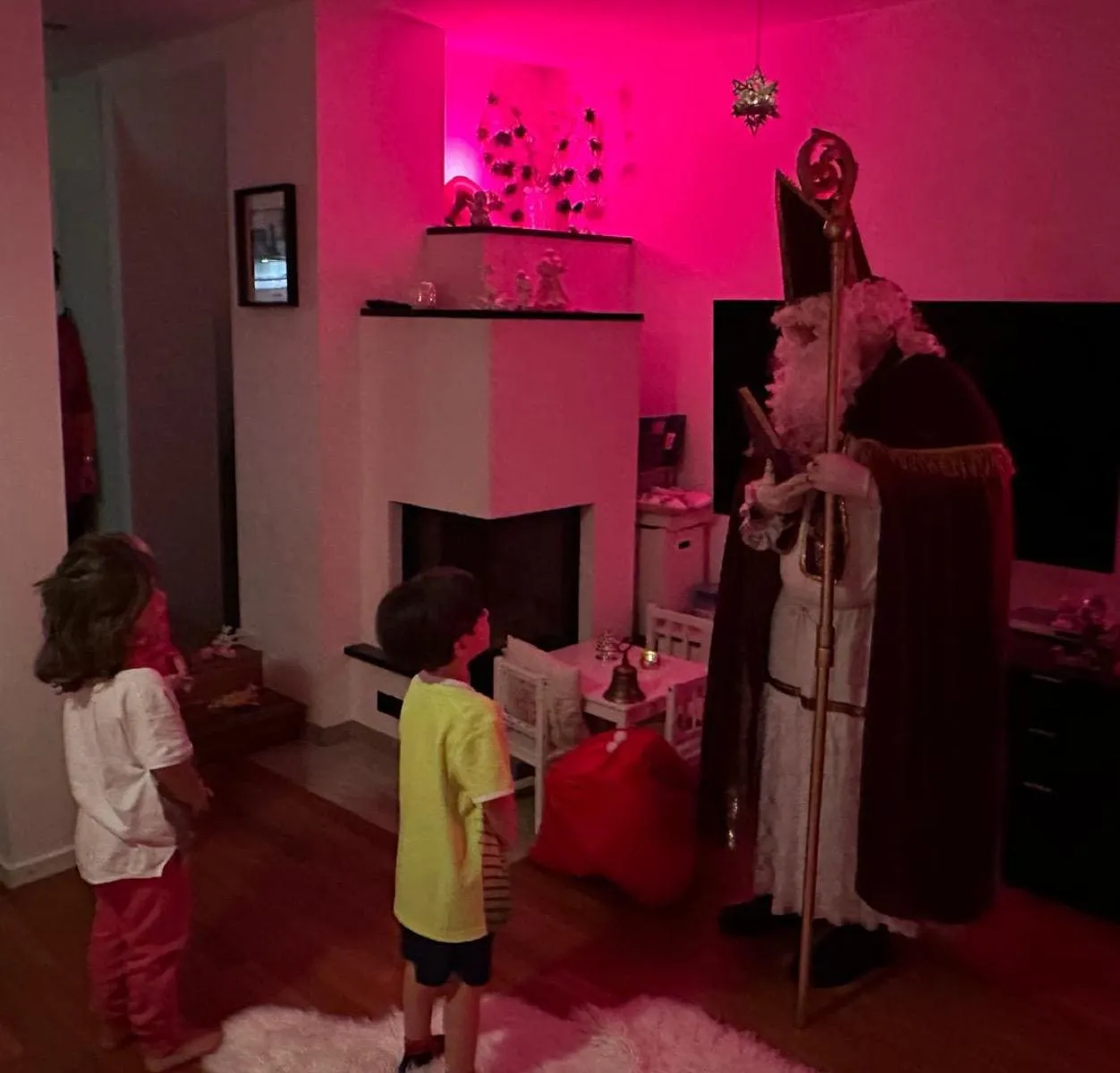 Kinder die sich mit dem Nikolaus unterhalten.