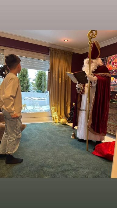 Nikolaus in Augsburg trägt Kindern feierlich aus dem goldenen Buch vor