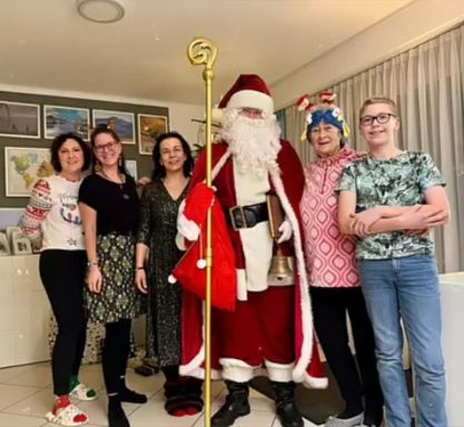 Weihnachtsmann posiert für ein Familienfoto