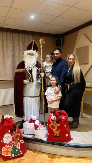 Nikolaus posiert für Erinnerungsfotos mit Familie