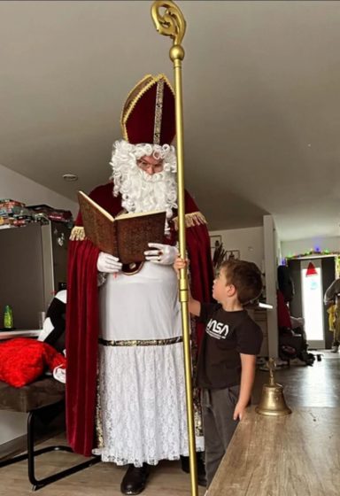 Nikolaus mit rotem Bischofsgewand und Mitra