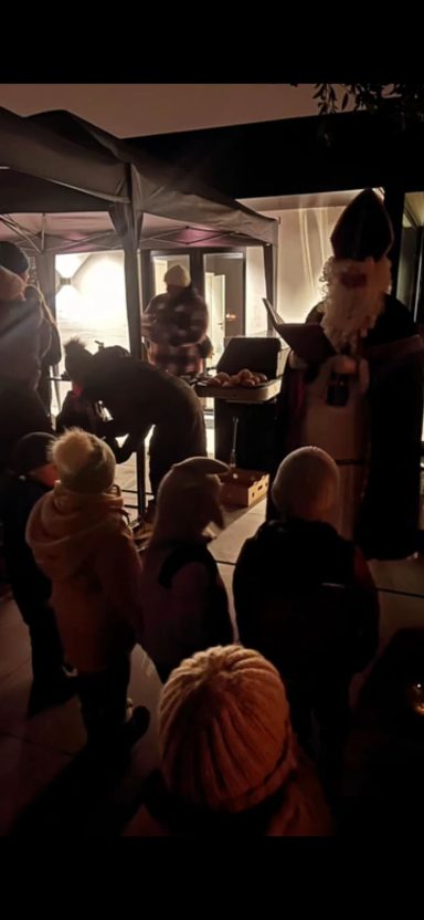 Nikolaus mit Geschenkesack und Stab