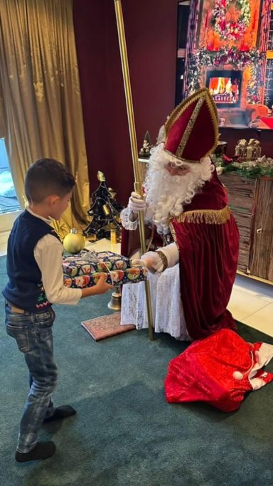 Nikolaus überreicht Kindern Geschenke